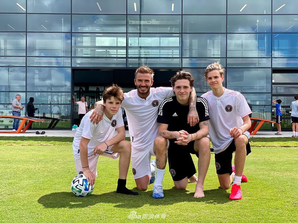 小贝和家人踢球裸上身秀起腹肌