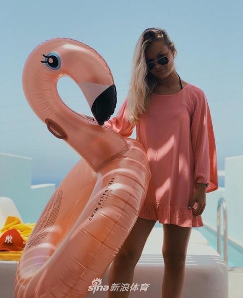 清纯可人！德容女友健美身材小清新