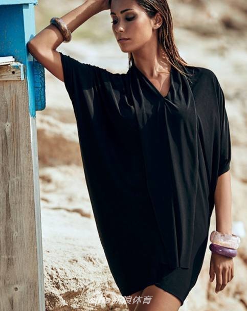 前尤文锋霸女友内衣秀 骨感身材双峰挺拔