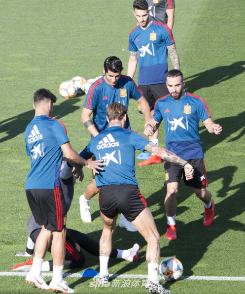 拉莫斯被谁怼了？西班牙训练中痛苦倒地