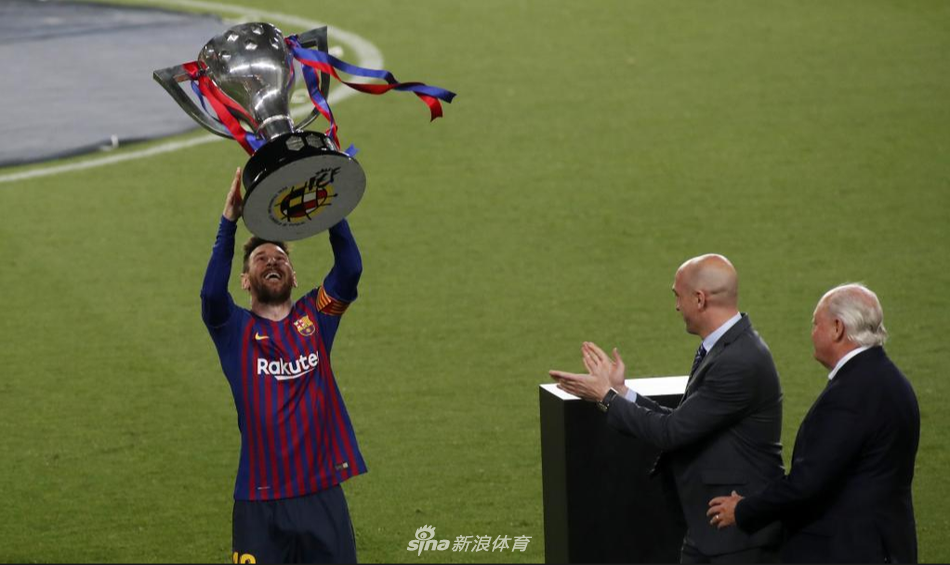 梅西高举西甲冠军奖杯