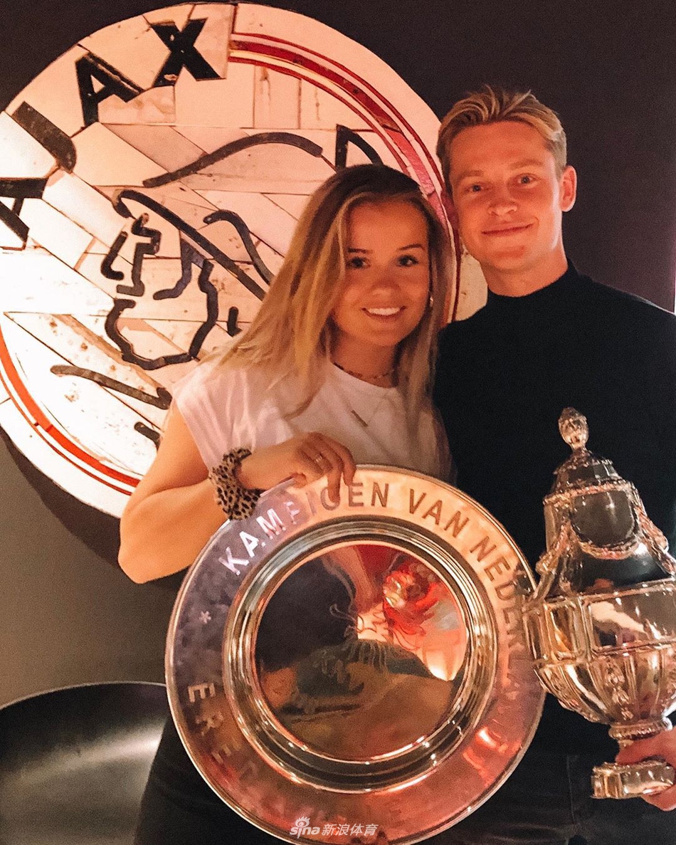 清纯可人！德容女友健美身材小清新