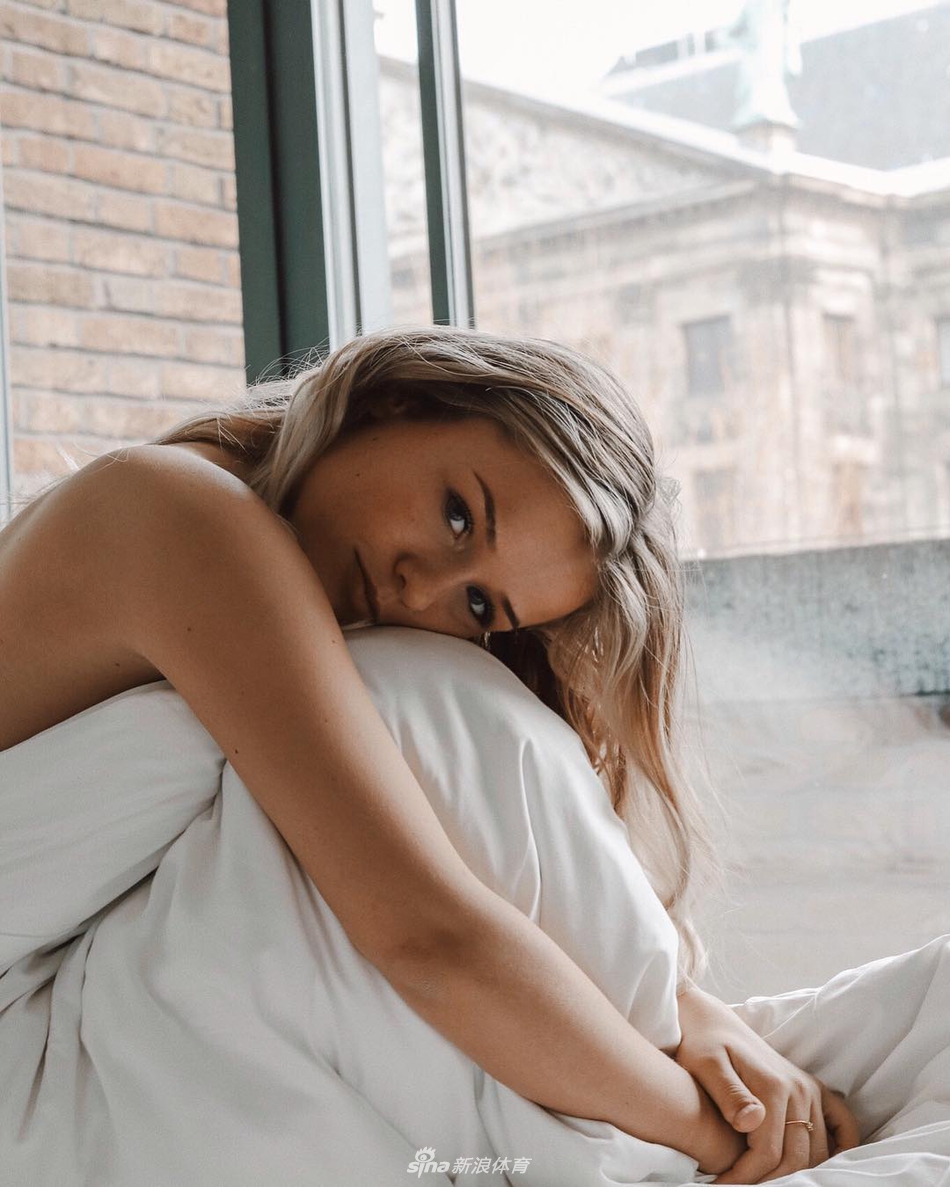 清纯可人！德容女友健美身材小清新