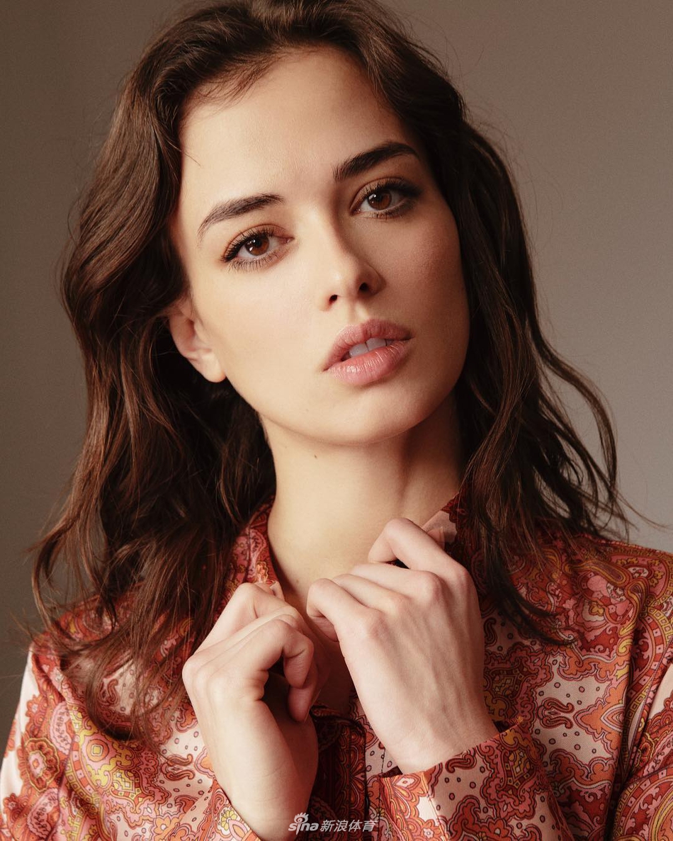 内马尔新女友是她？酥胸大长腿