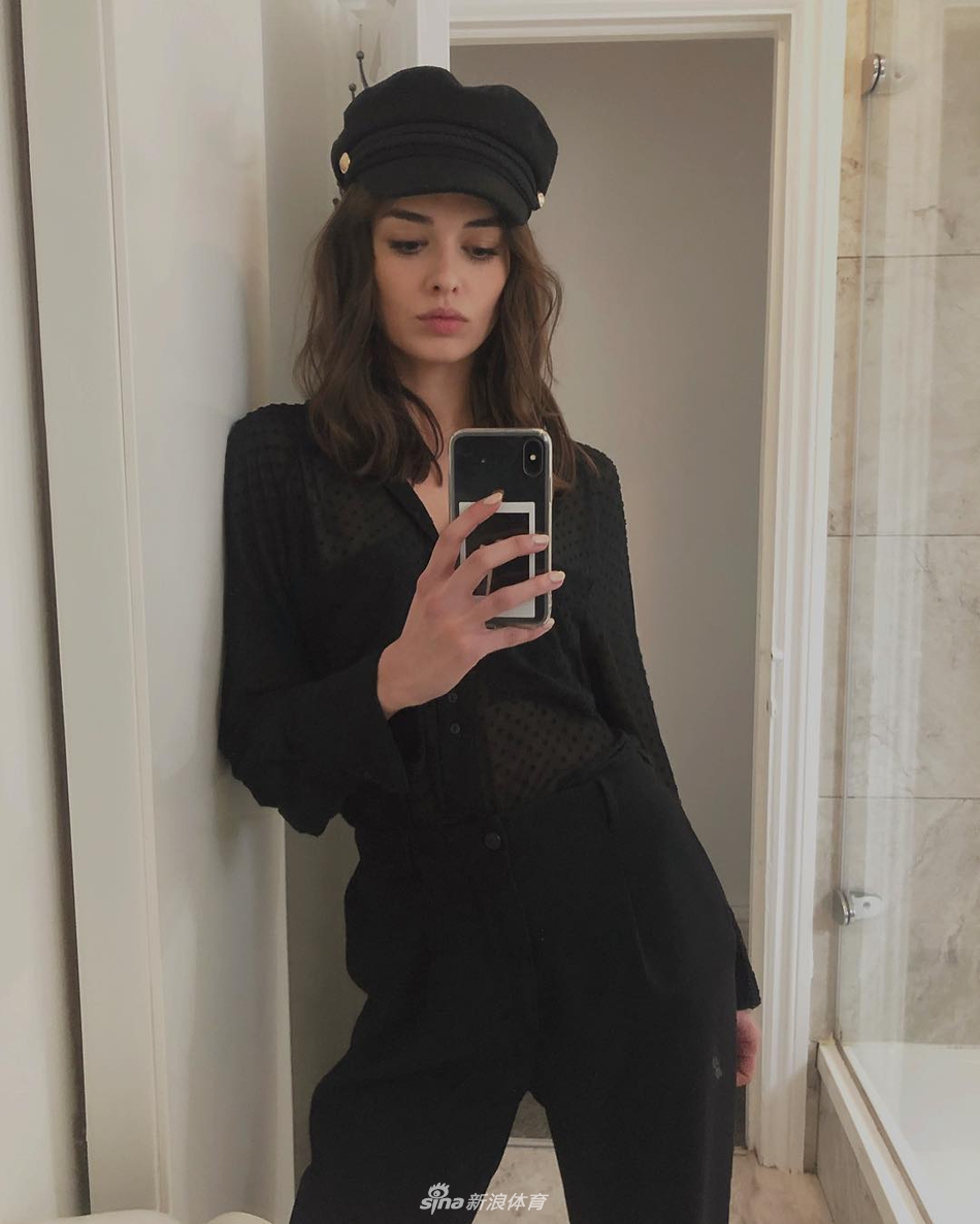 内马尔新女友是她？酥胸大长腿