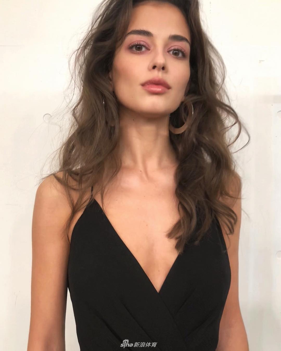 内马尔新女友是她？酥胸大长腿