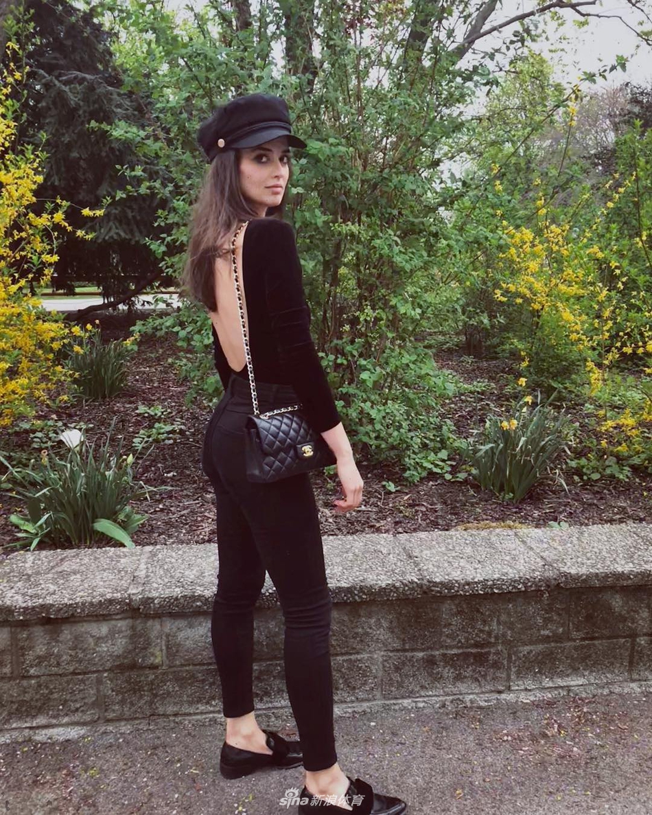 内马尔新女友是她？酥胸大长腿