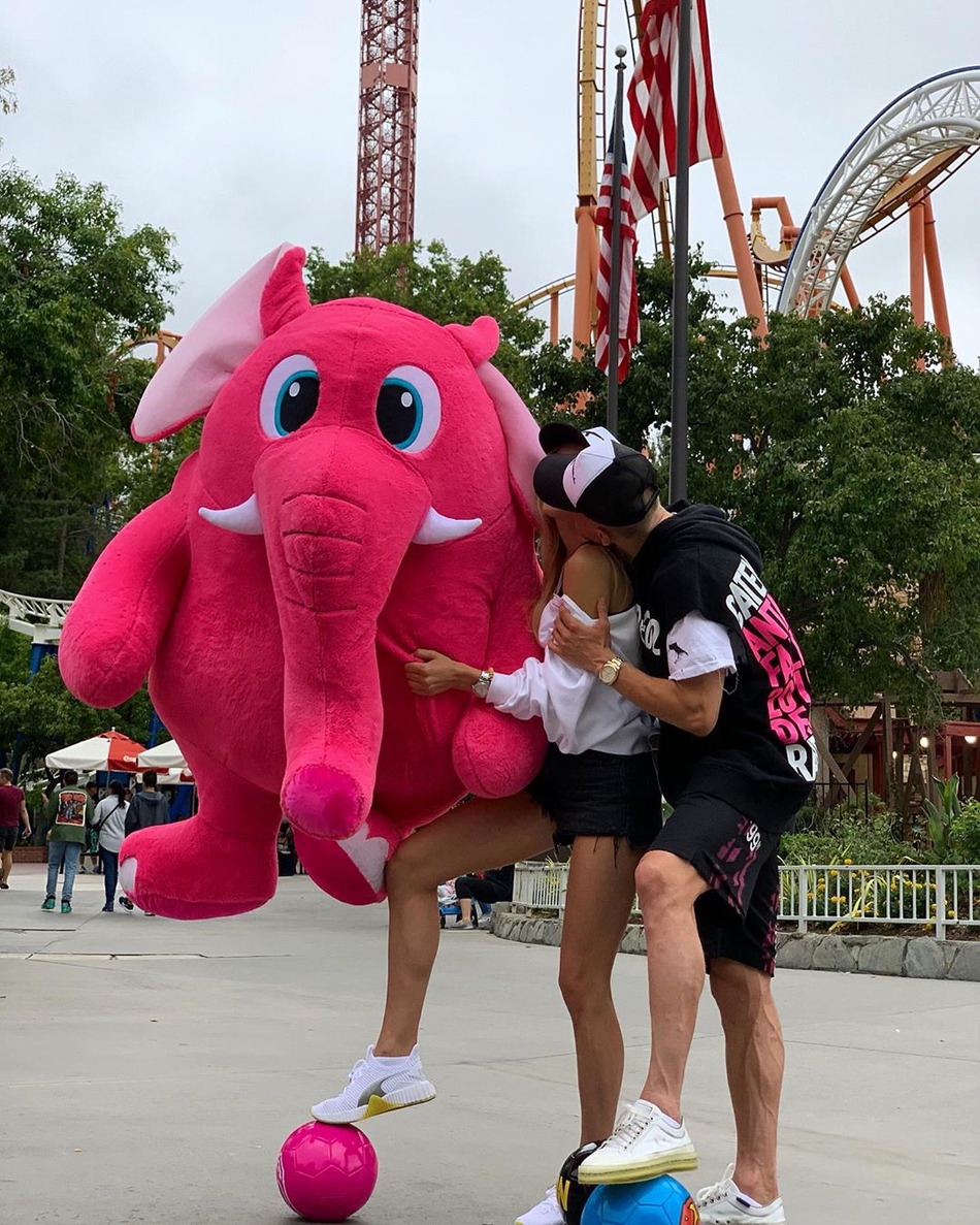 虐死单身狗！曼城妖人花式秀恩爱