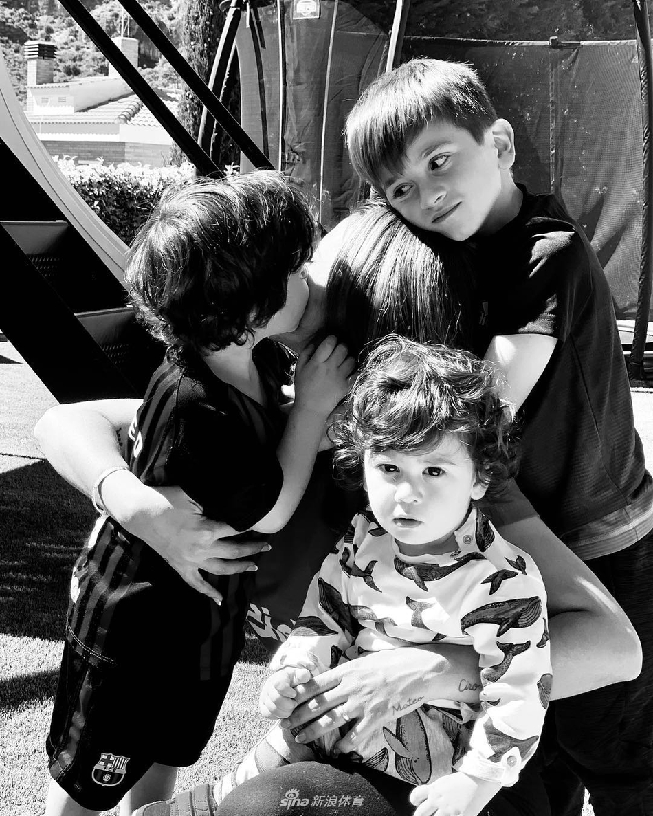 又晒全家福！梅西这一家真甜