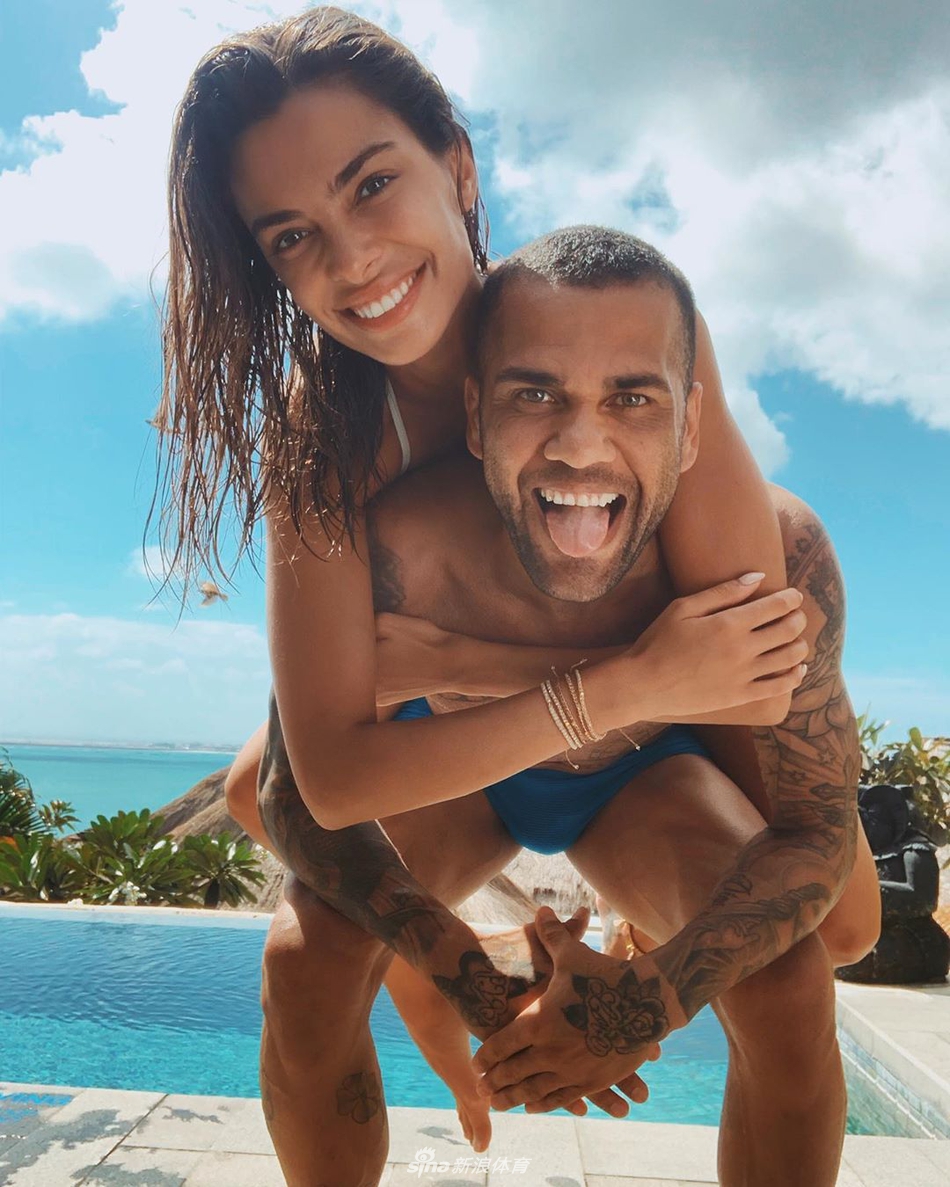 家有娇妻腿长2米！阿尔维斯太有艳福