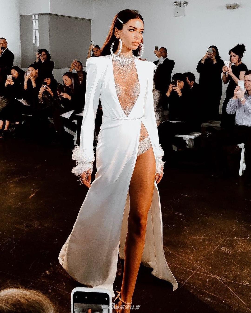 家有娇妻腿长2米！阿尔维斯太有艳福