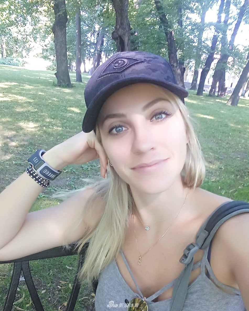 绝美容貌俏身材!因擦汗爆红的美女裁判