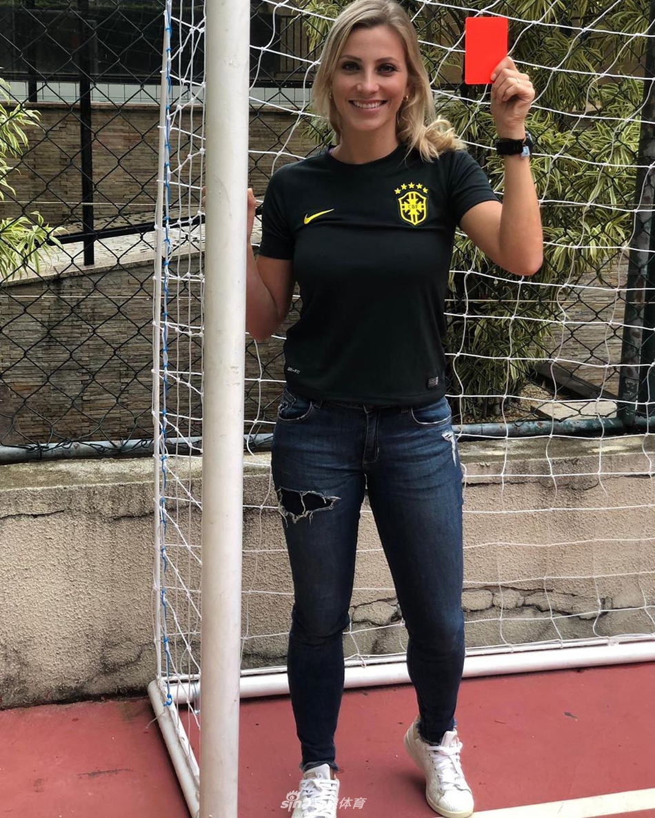 绝美容貌俏身材!因擦汗爆红的美女裁判