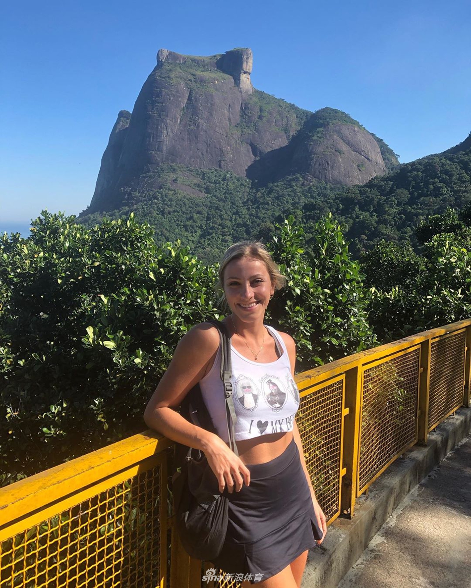 绝美容貌俏身材!因擦汗爆红的美女裁判