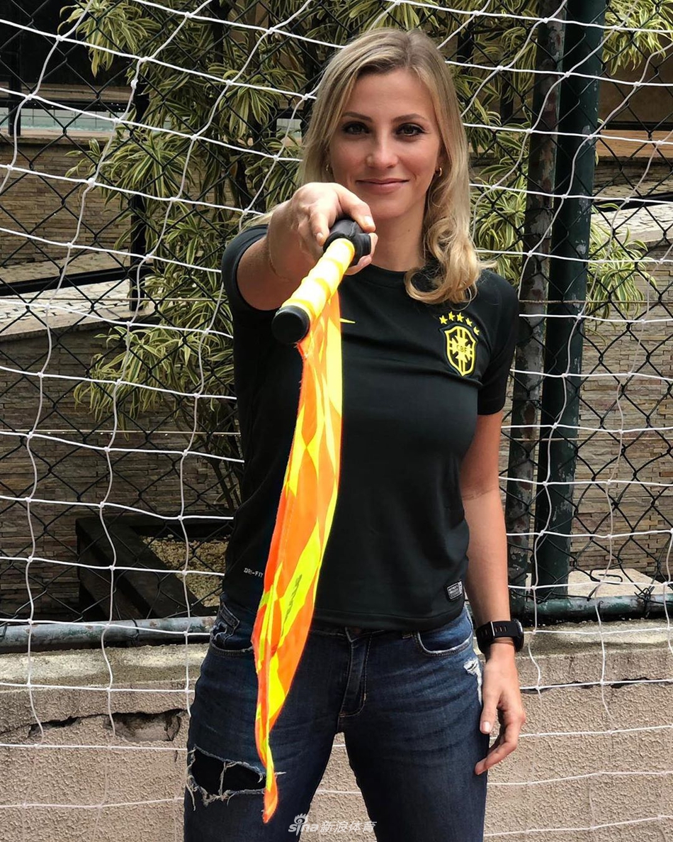 绝美容貌俏身材!因擦汗爆红的美女裁判