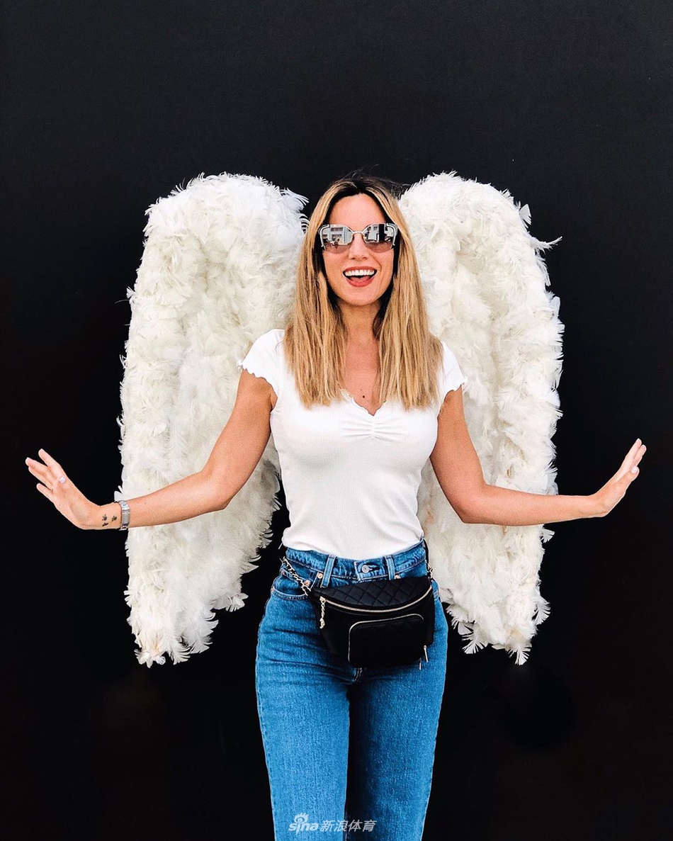 太美!德赫亚女友诠释完美身材