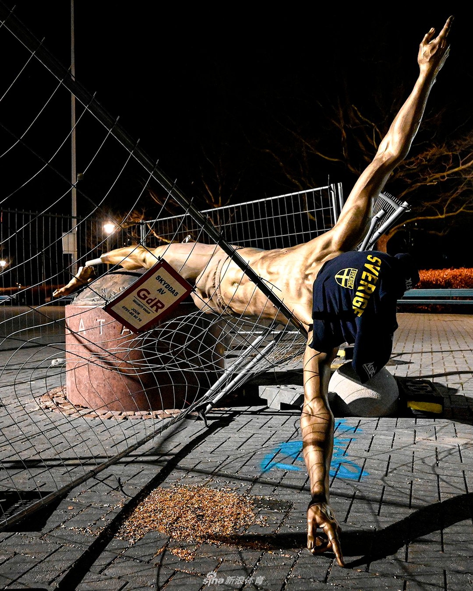 伊布雕像遭损毁！脚被锯断全身掀翻