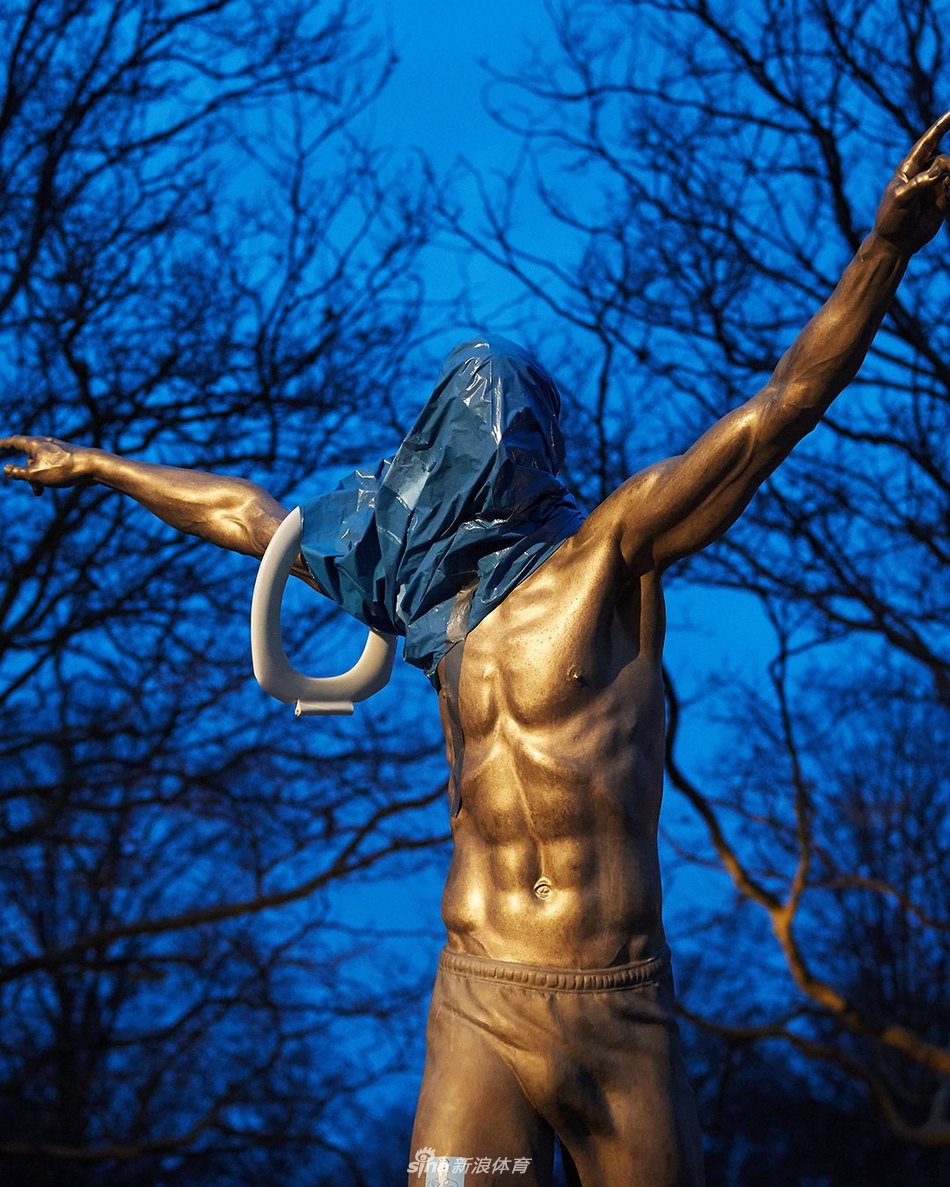 伊布雕像遭损毁！脚被锯断全身掀翻