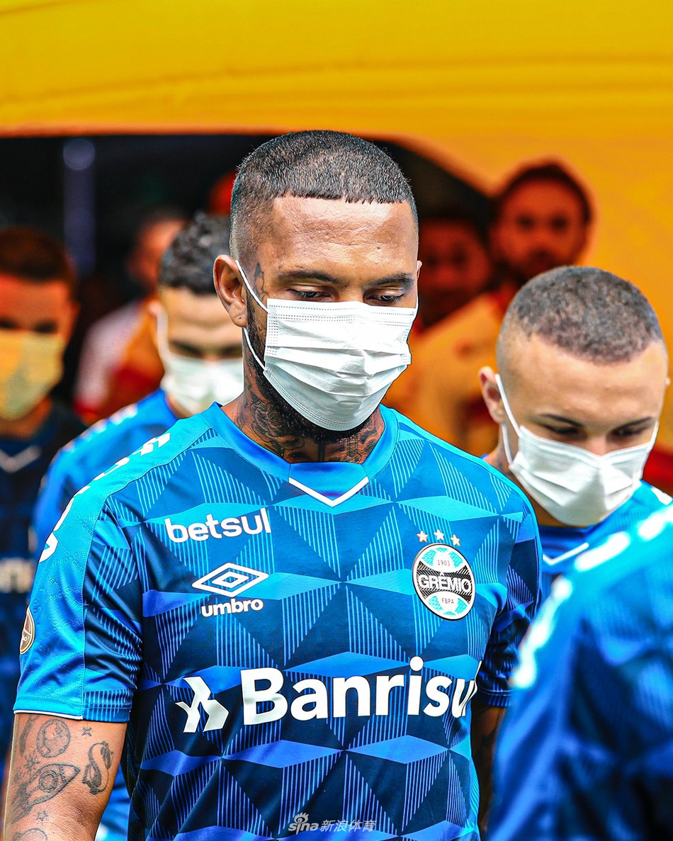 格雷米奥戴口罩出场抗议：疫情多重啊还踢比赛？