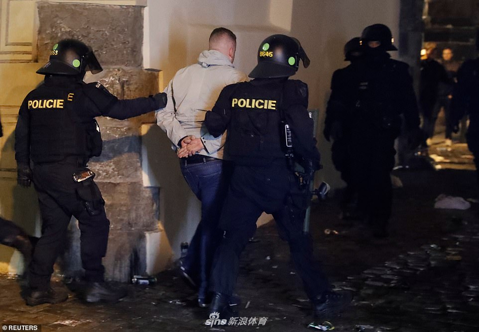 14人被捕!英球迷与警方火爆冲突