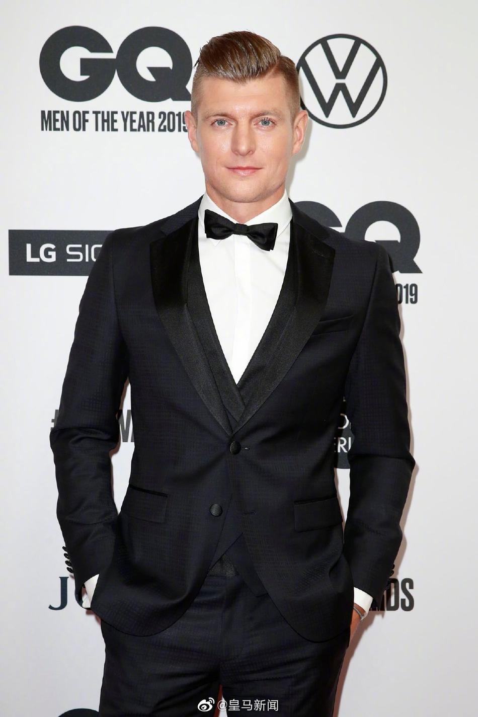 西装帅呆！克罗斯获年度偶像大奖