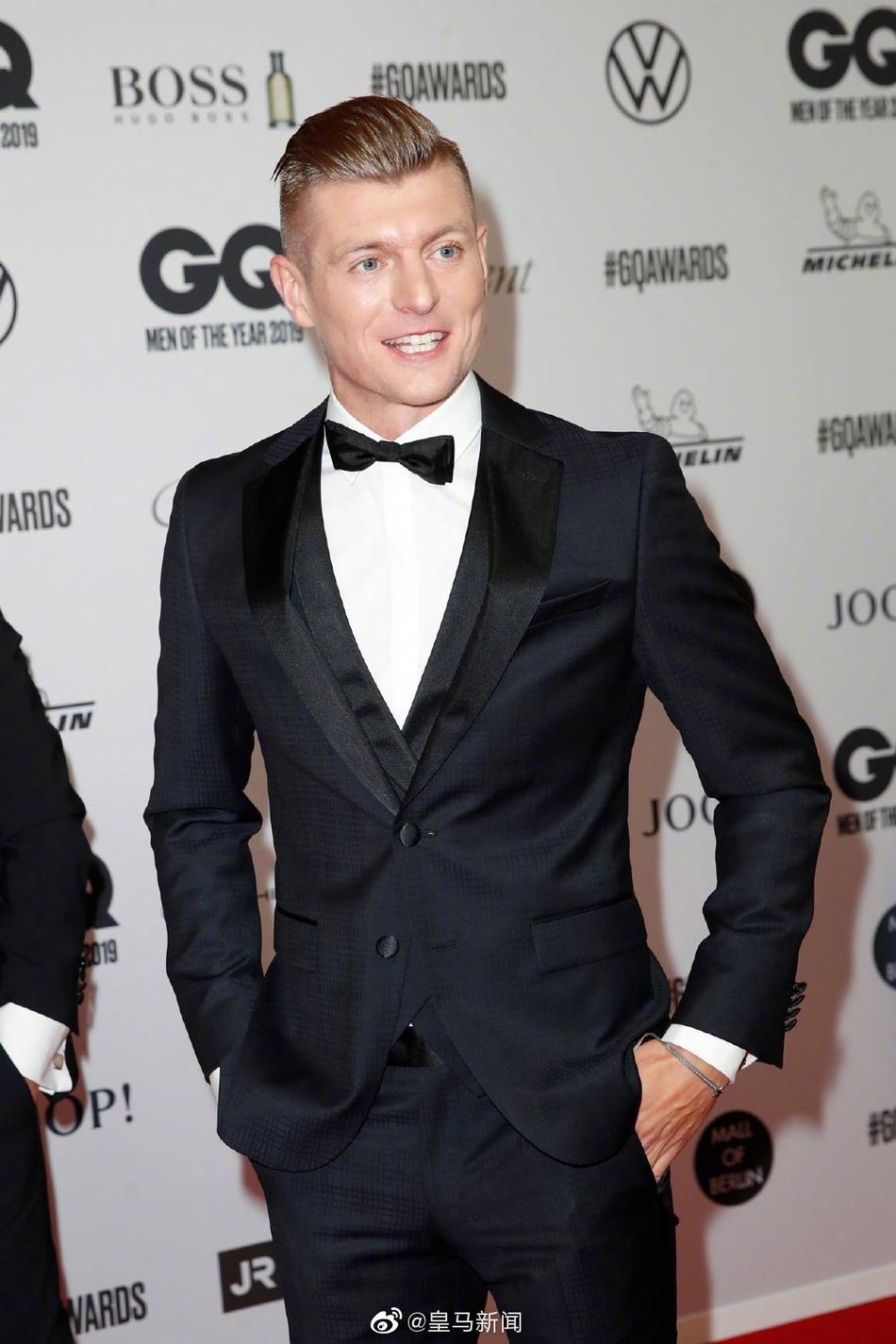 西装帅呆！克罗斯获年度偶像大奖