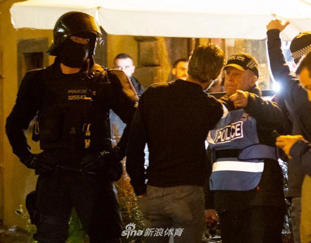 14人被捕!英球迷与警方火爆冲突
