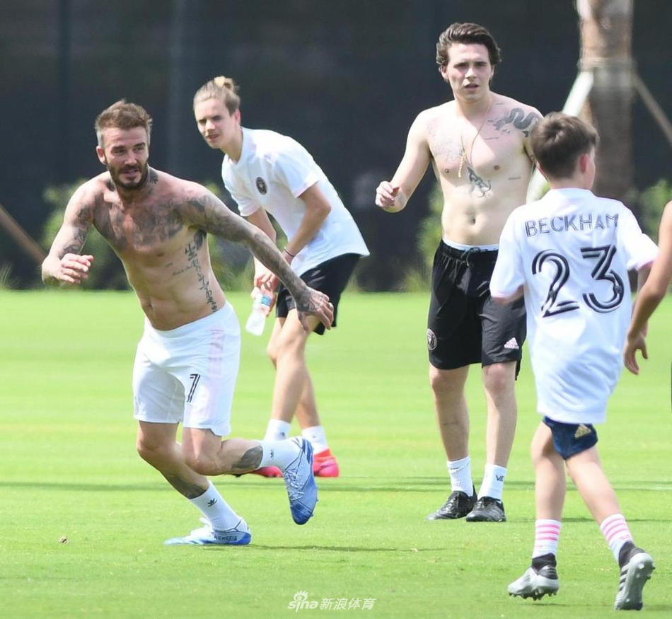 小贝和家人踢球裸上身秀起腹肌