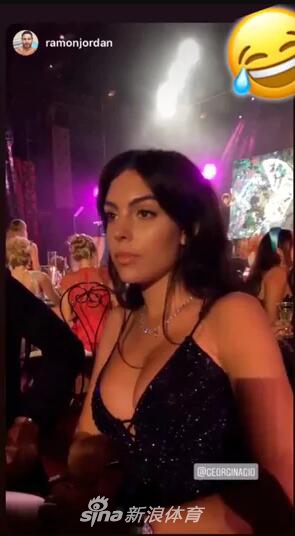 你太美！C罗女友黑色长裙出席慈善晚宴