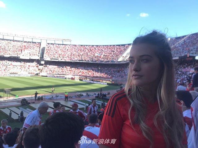 撒狗粮！阿圭罗和女友一同庆生