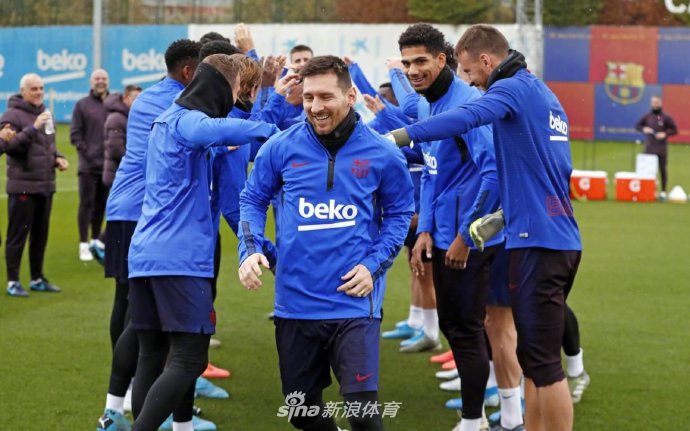 梅西被队友“围殴”？原因是…