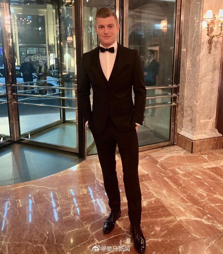 西装帅呆！克罗斯获年度偶像大奖