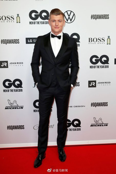 西装帅呆！克罗斯获年度偶像大奖