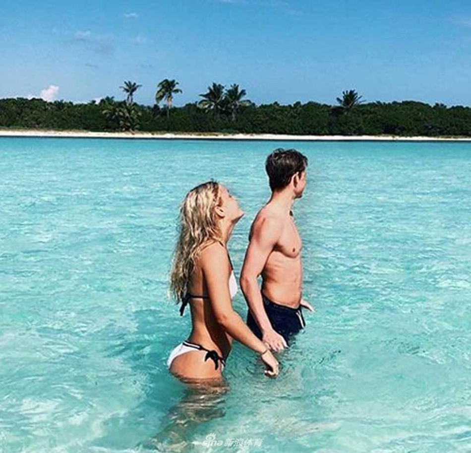 清纯可人！德容女友健美身材小清新