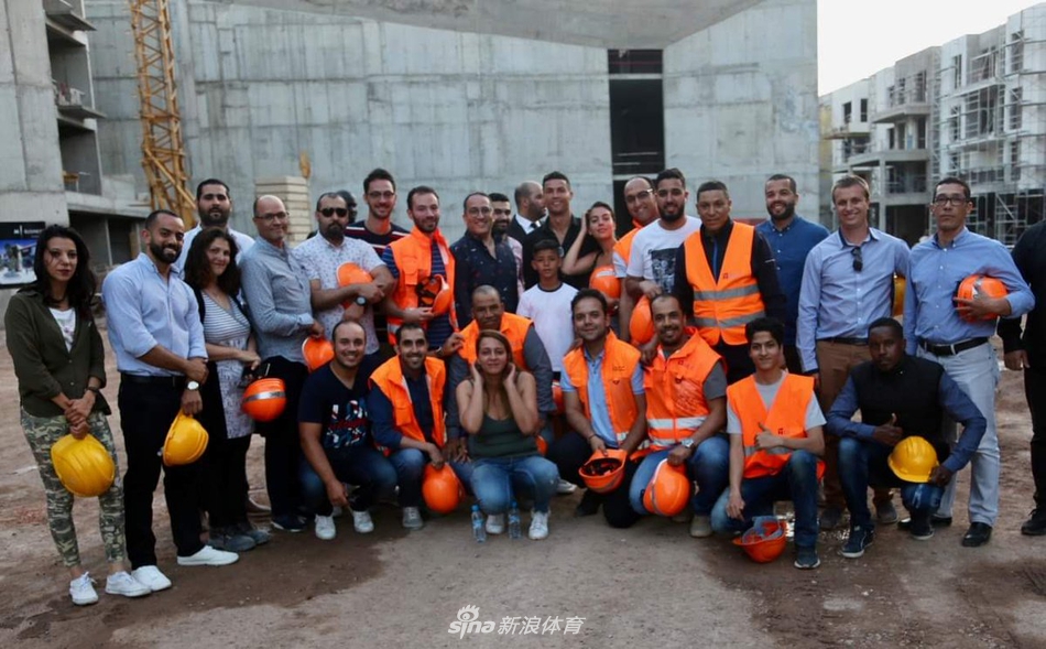 总裁C罗变身建筑工！头戴安全帽皮肤黝黑