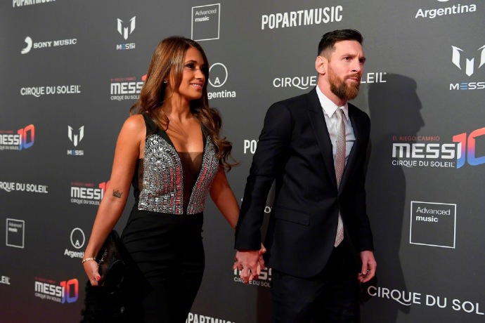 梅西又撒狗粮！携手女友出席活动 十指紧扣不松手