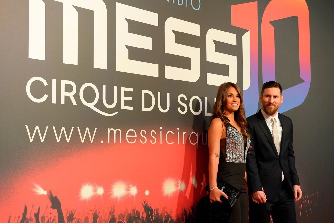 梅西又撒狗粮！携手女友出席活动 十指紧扣不松手