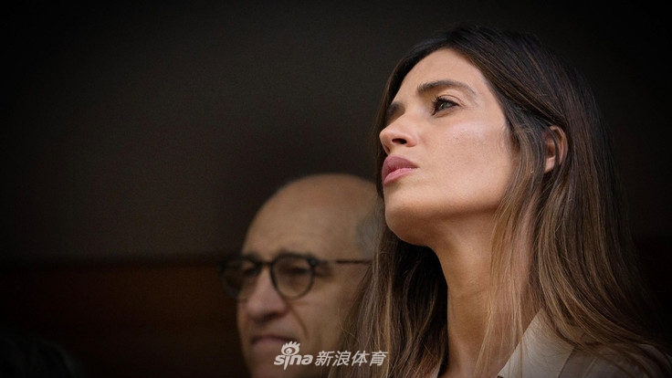 卡西出院了！手牵妻子笑容洋溢