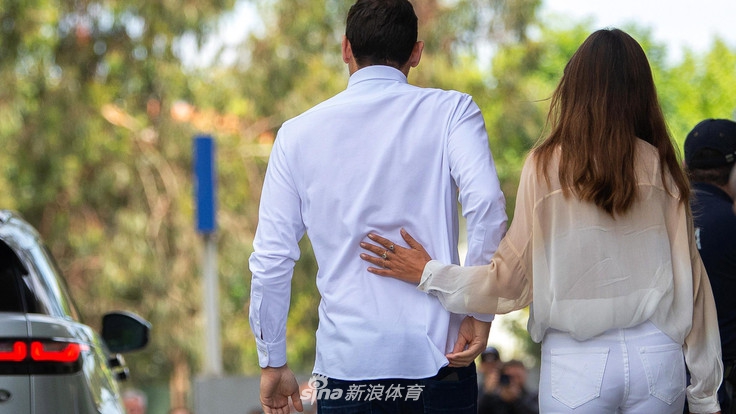卡西出院了！手牵妻子笑容洋溢
