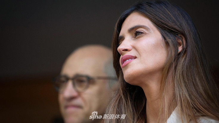 卡西出院了！手牵妻子笑容洋溢