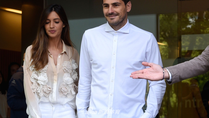 卡西出院了！手牵妻子笑容洋溢