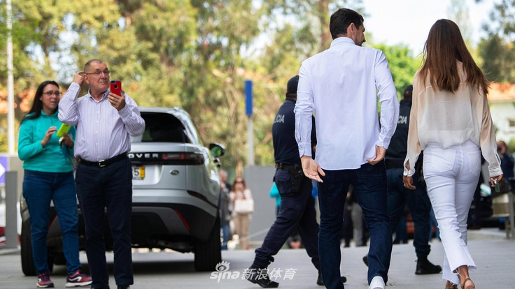 卡西出院了！手牵妻子笑容洋溢