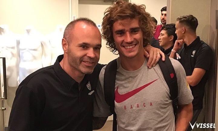 老友重逢！小白比利亚合影巴萨球员