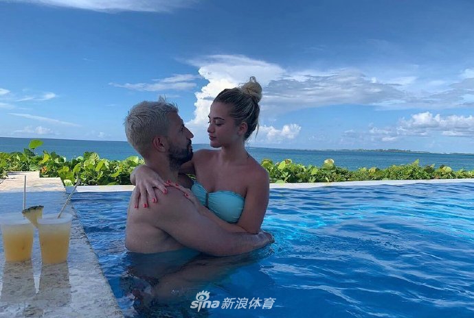 直男阿圭罗!逛街不帮女友拎包