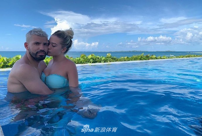 直男阿圭罗!逛街不帮女友拎包