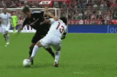 扯裤锁喉+抱摔！足坛那些“神”级防守