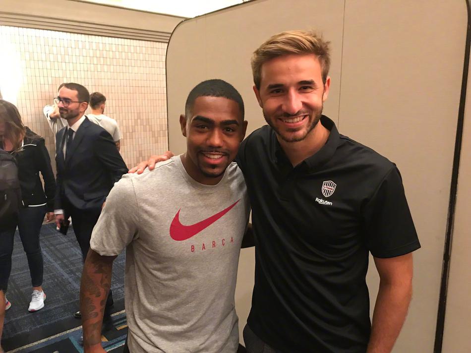 老友重逢！小白比利亚合影巴萨球员
