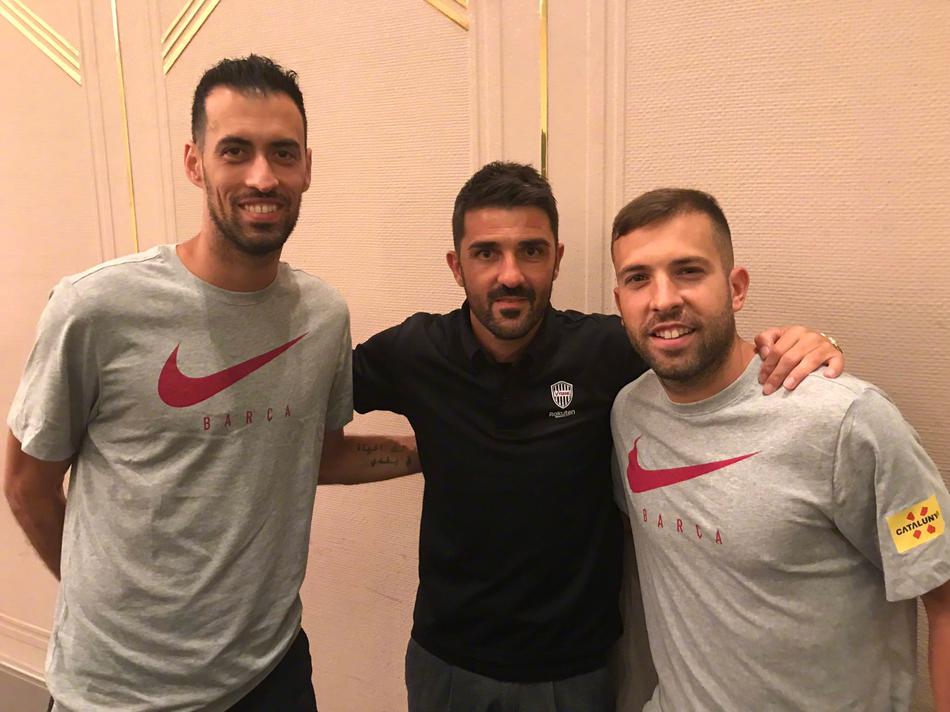 老友重逢！小白比利亚合影巴萨球员