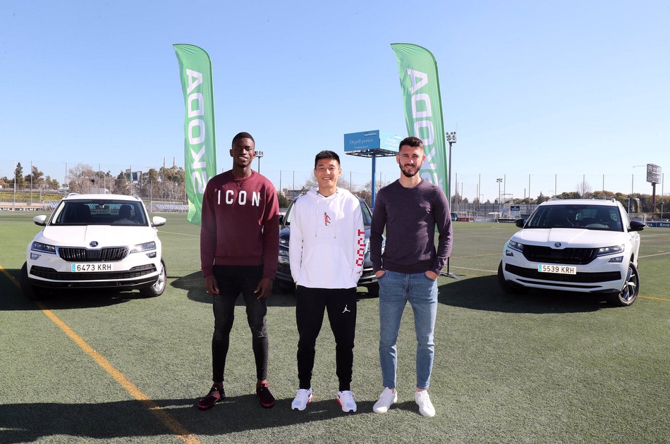 武磊喜提新车！合影他占据C位