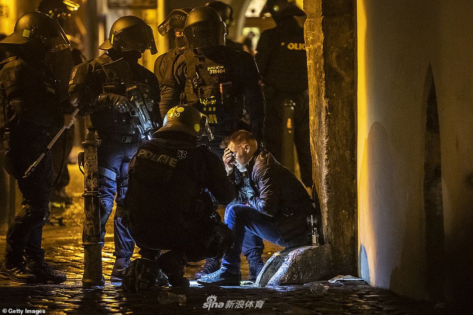 14人被捕!英球迷与警方火爆冲突